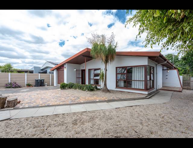 3 BEDROOM FREESTANDING FOR SALE IN OAKDALE